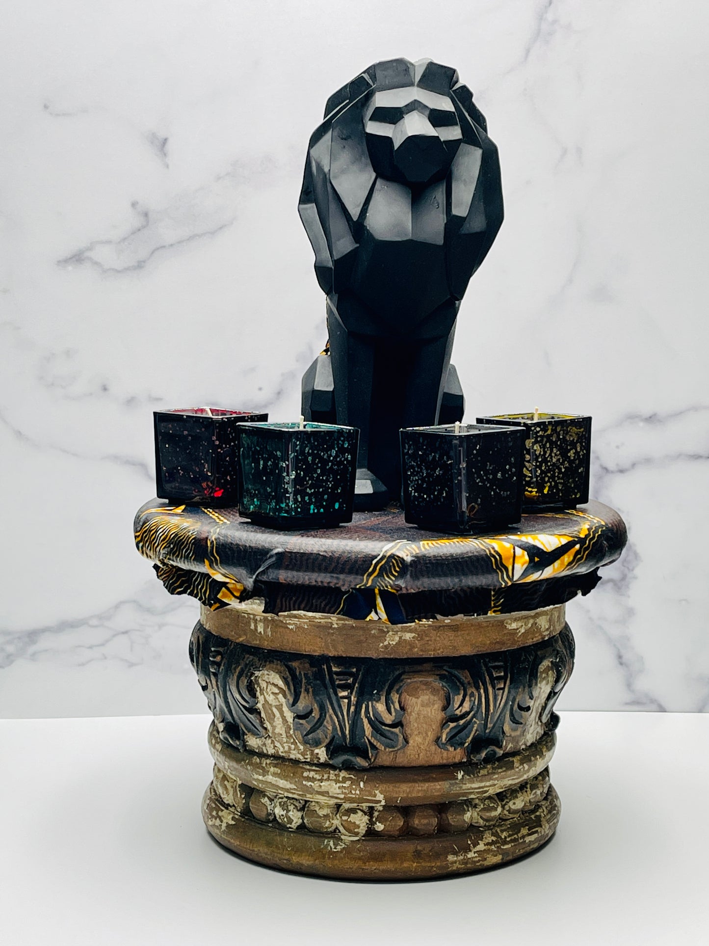 Regal Roar: Lion Throne Candle