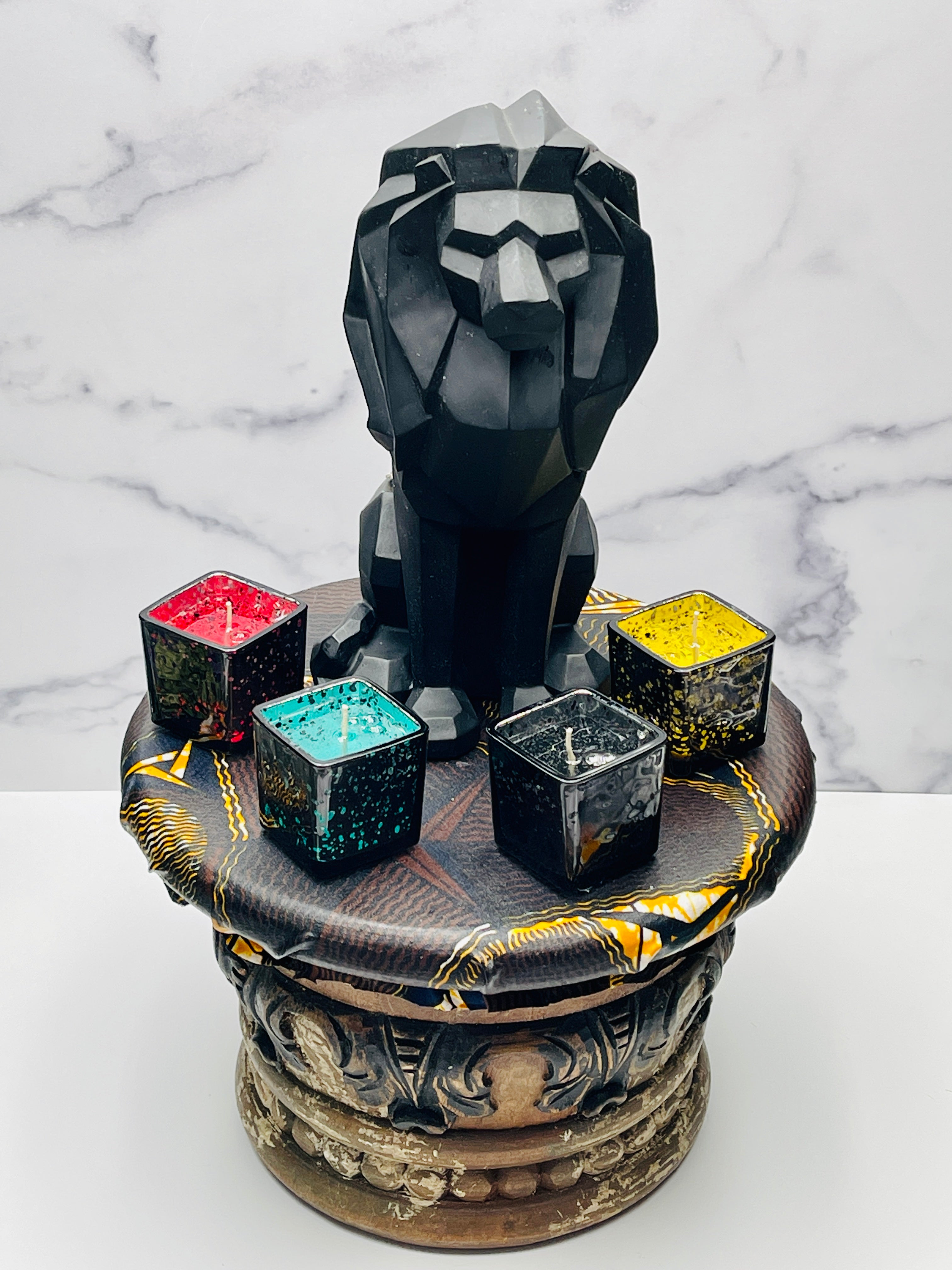Regal Roar: Lion Throne Candle